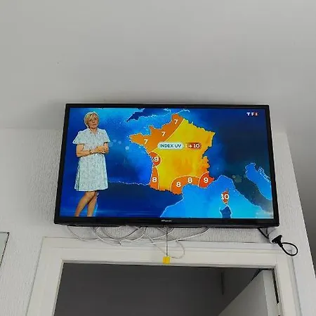 Studette A 100m De La דירה *